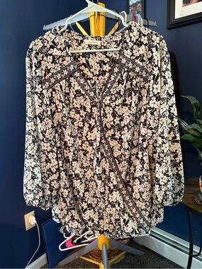 Max Studio Black & Cream Floral V-Neck Blouse